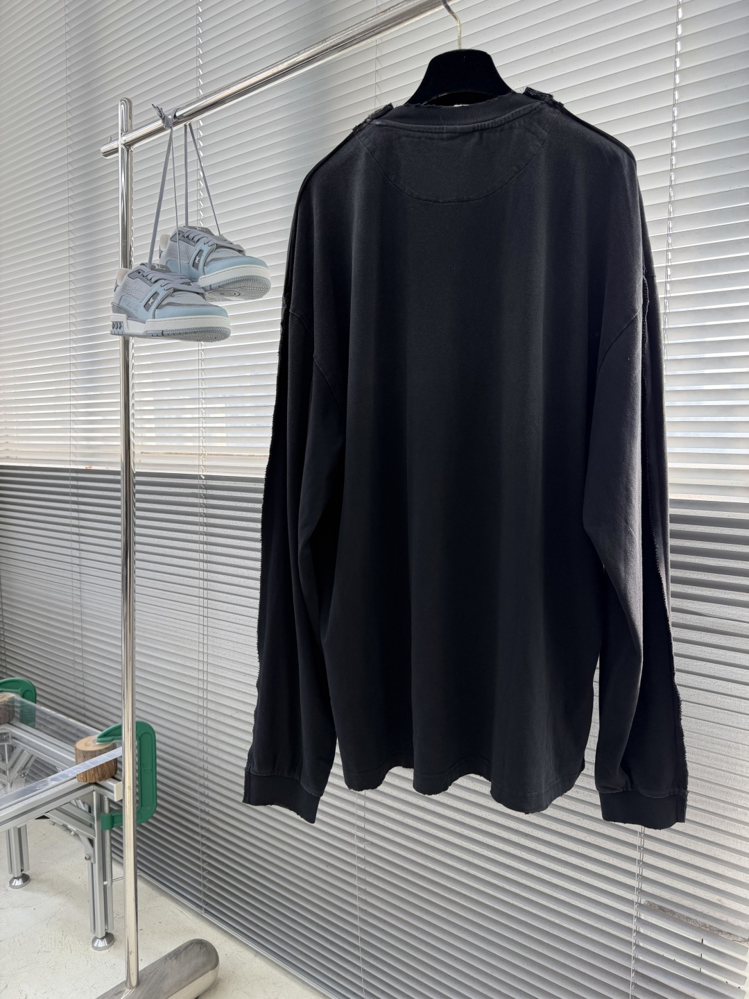 -Balenciag 字母印花细节休闲长T 纯棉超软手感,上身舒适 复古做旧洗水色😍 搭配立体剪裁反面设计 小骨 -Balenciag 字母印花细节休闲长T 纯棉超软手感,上身舒适 复古做旧洗水色😍 搭配立体剪裁反面设计 小骨