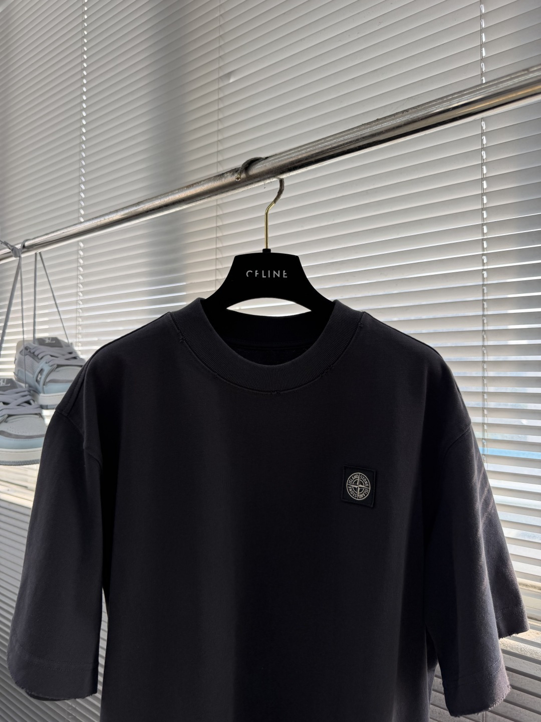 -Stone Island     贴布罗盘logo休闲短T 纯棉高克重材质 面料柔软，上身舒适吖 微阔版型搭配经典刺绣