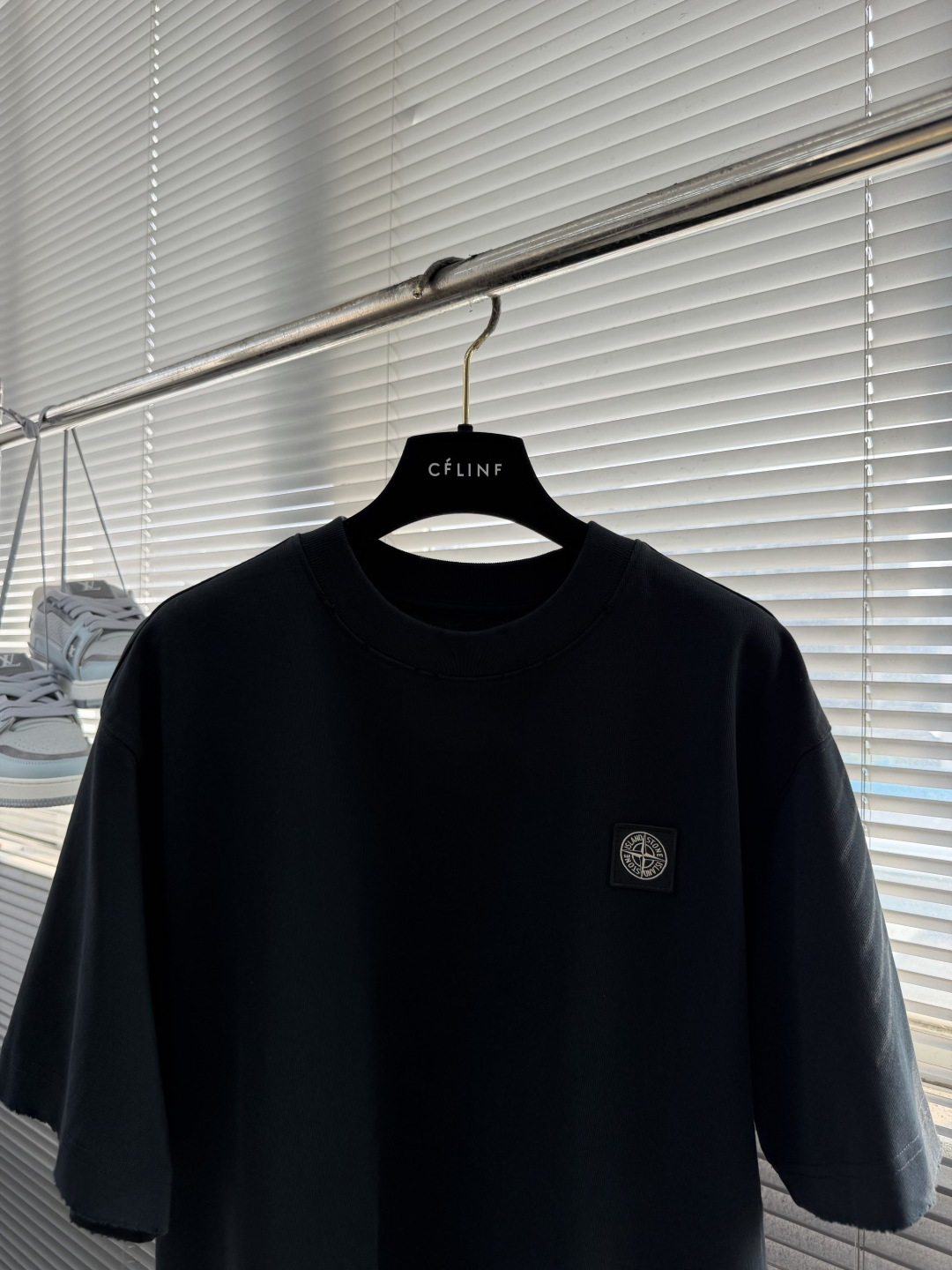 -Stone Island     贴布罗盘logo休闲短T 纯棉高克重材质 面料柔软，上身舒适吖 微阔版型搭配经典刺绣