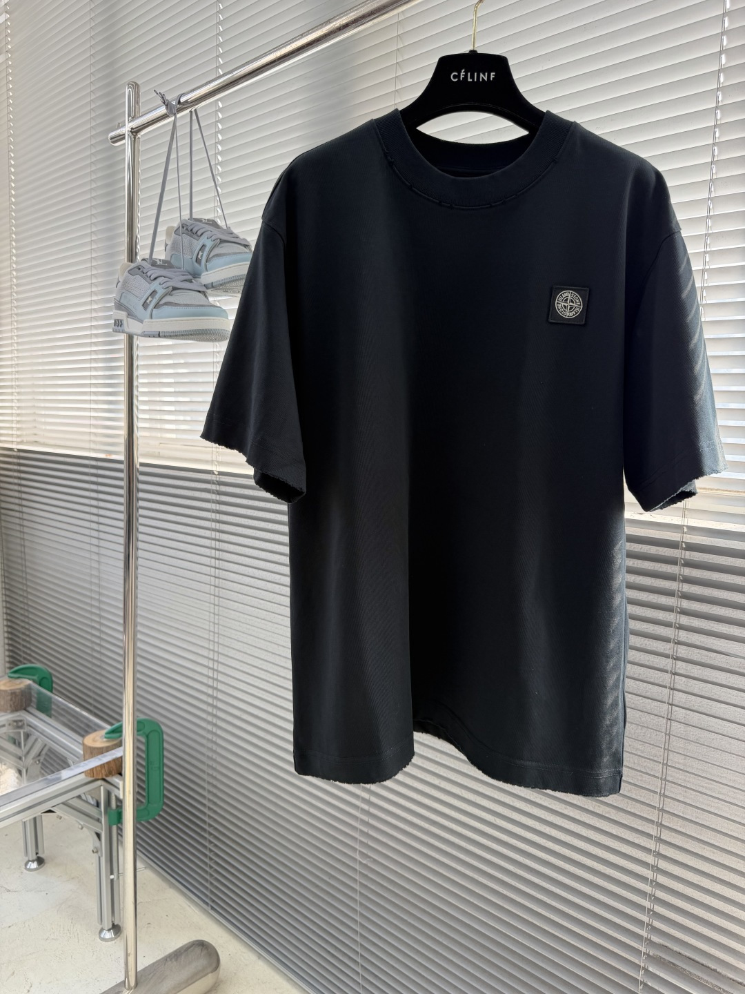 -Stone Island     贴布罗盘logo休闲短T 纯棉高克重材质 面料柔软，上身舒适吖 微阔版型搭配经典刺绣