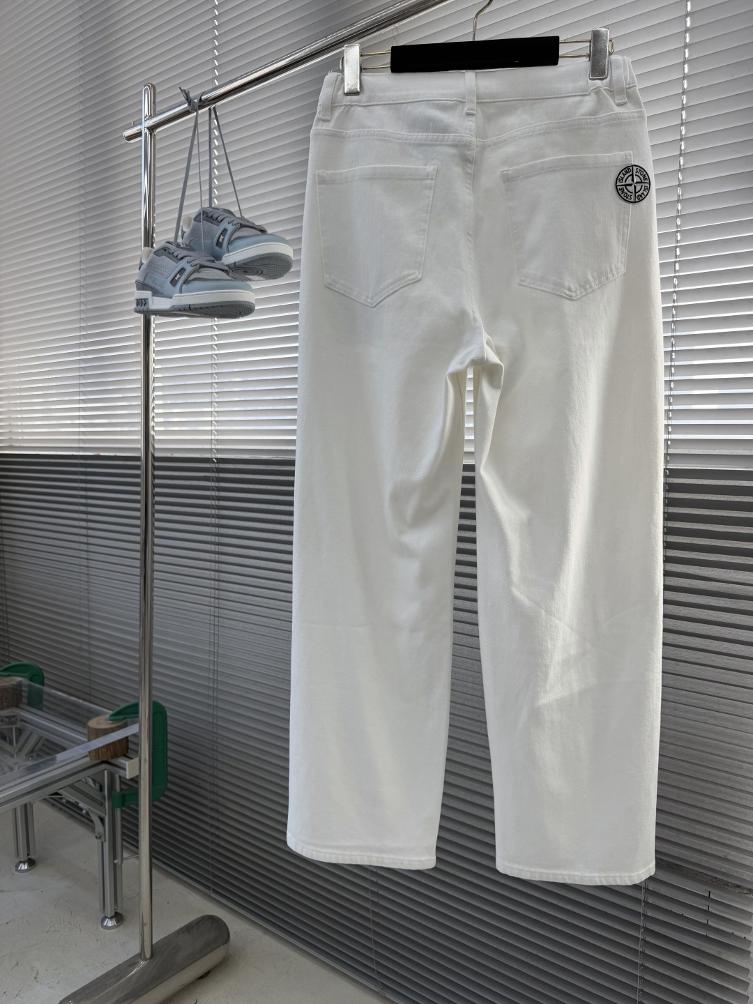 -Stone Island     罗盘logo绣花细节牛仔长裤 弹力丹宁布洗水 上身舒适.... 直筒版型，百搭不挑场