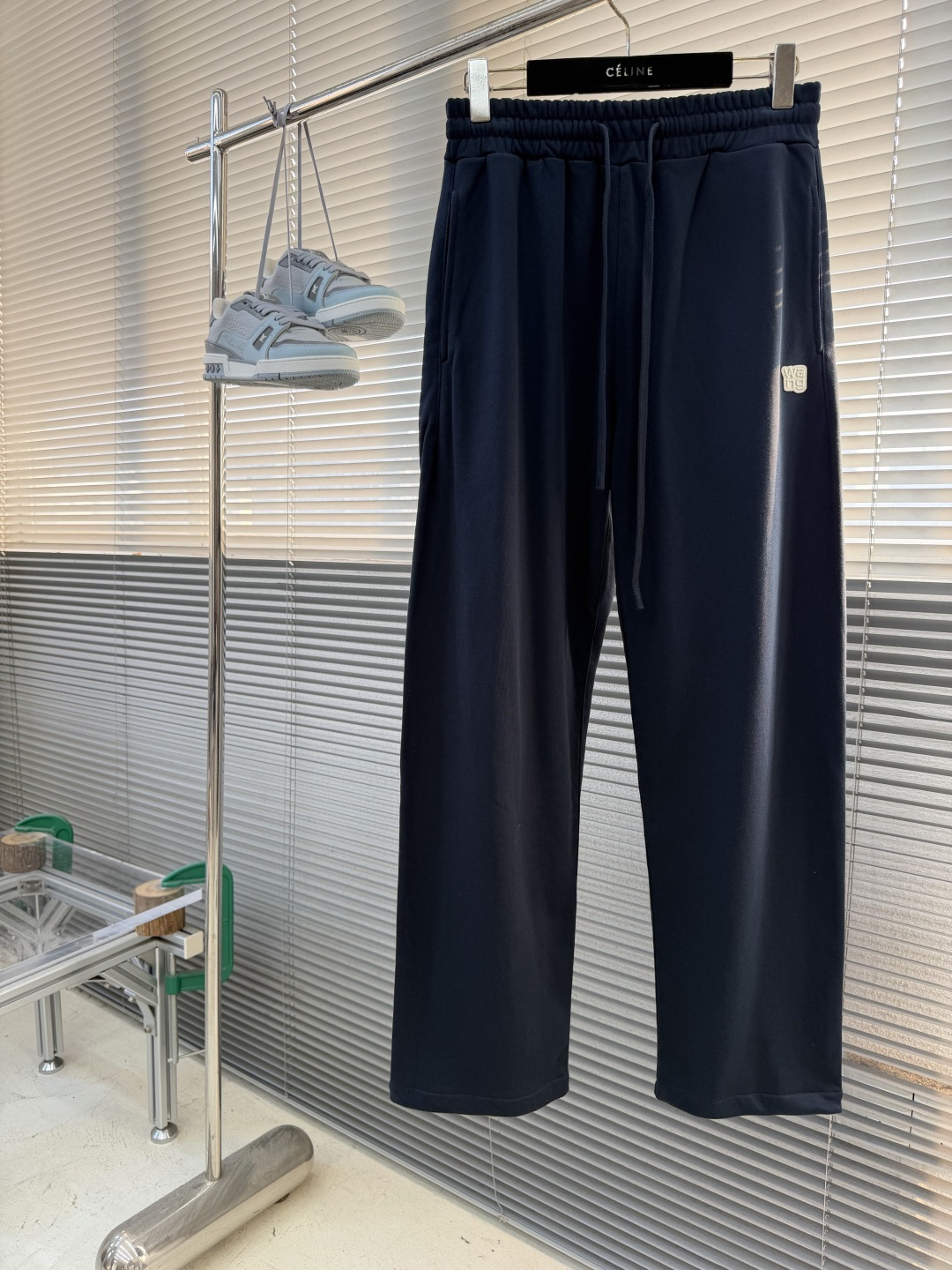 -Alexander wang     绣花徽标细节休闲长裤 纯棉材质，毛圈嗷 手感柔软，上身舒适 微微阔版型🥰 码数：