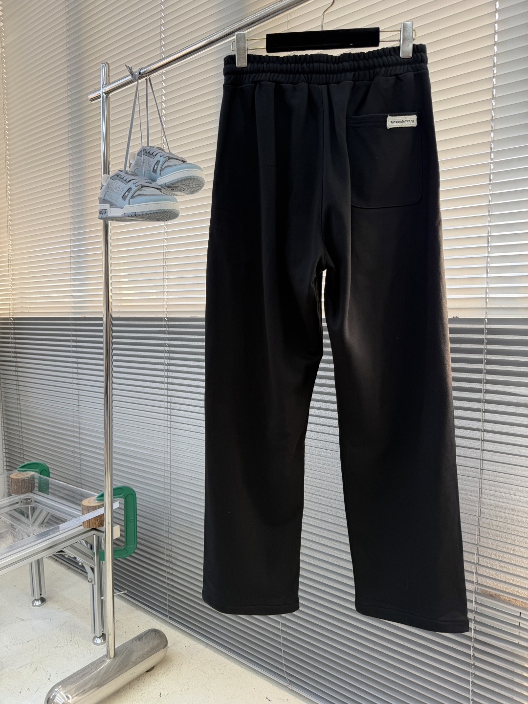 -Alexander wang     绣花徽标细节休闲长裤 纯棉材质，毛圈嗷 手感柔软，上身舒适 微微阔版型🥰 码数：