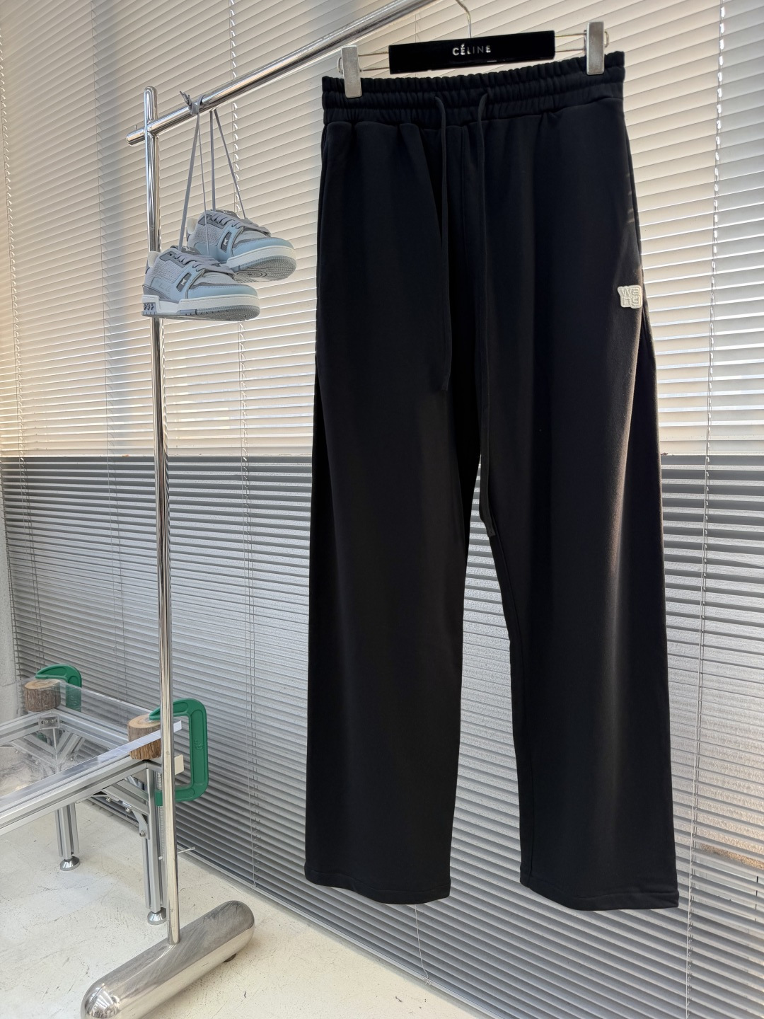 -Alexander wang     绣花徽标细节休闲长裤 纯棉材质，毛圈嗷 手感柔软，上身舒适 微微阔版型🥰 码数：
