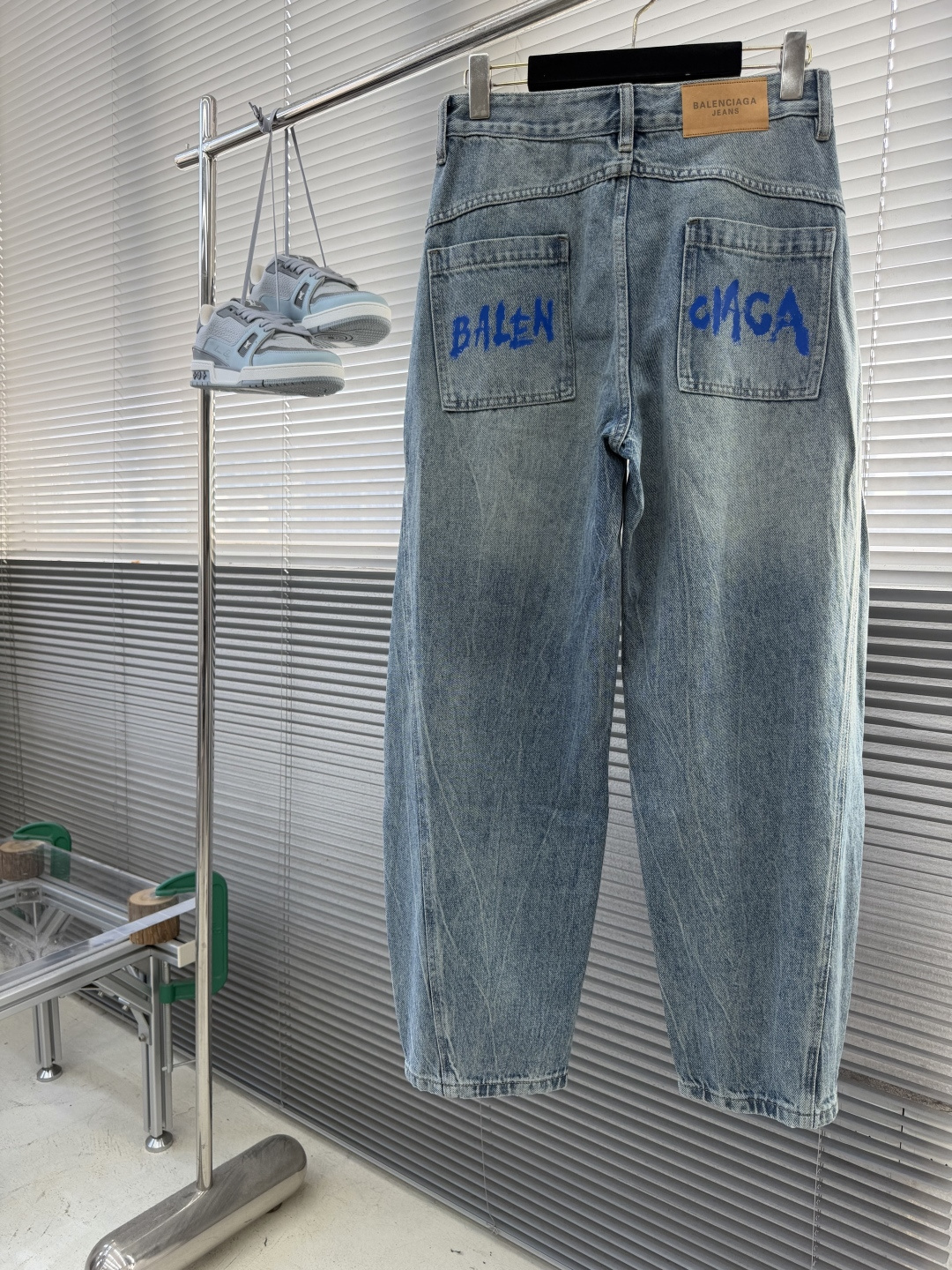 -Balenciag     印花logo元素牛仔裤👖 丹宁布洗水，怀旧色 搭配克莱因蓝的字母logo 这个弯刀牛仔裤绝