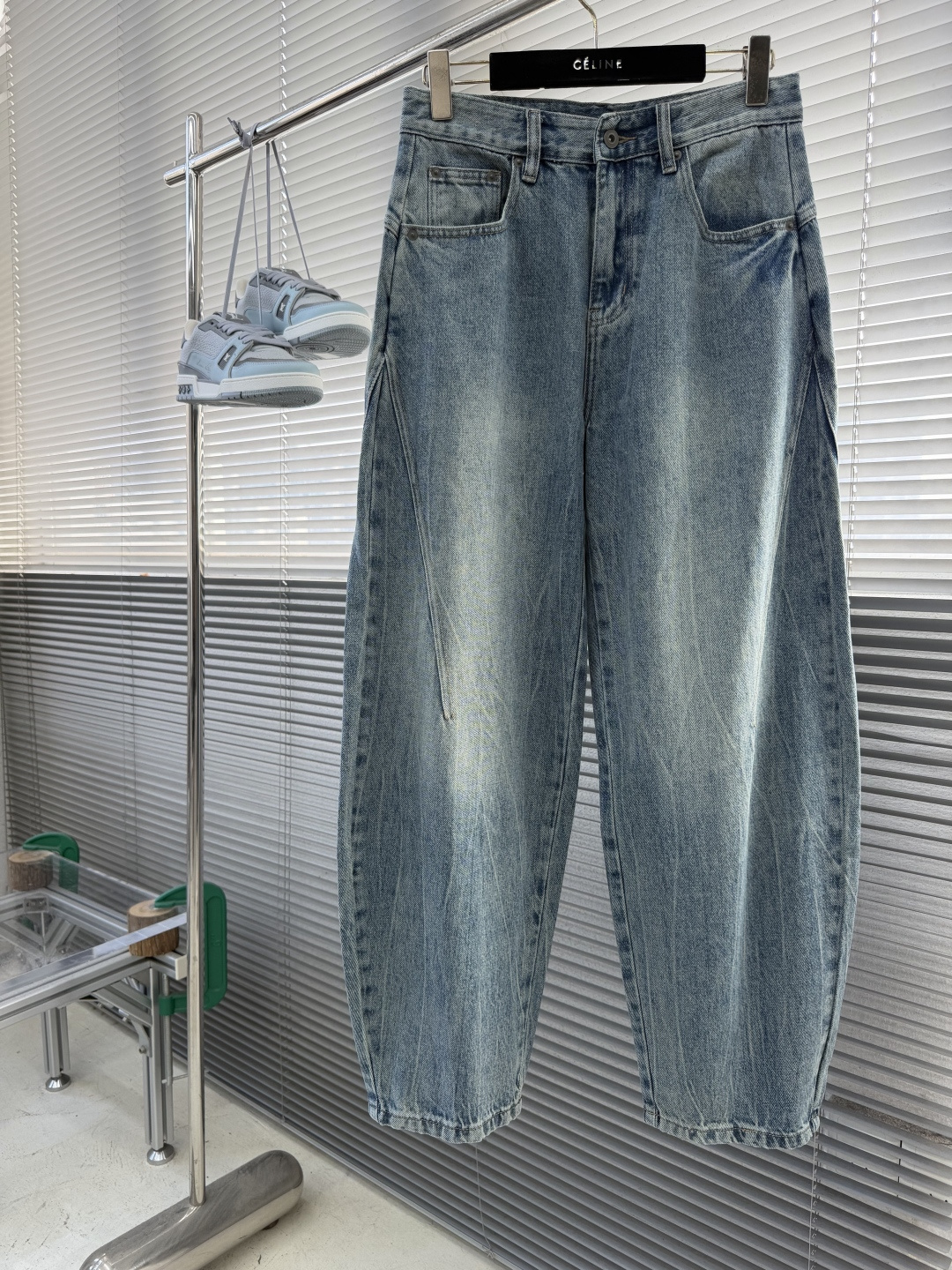 -Balenciag     印花logo元素牛仔裤👖 丹宁布洗水，怀旧色 搭配克莱因蓝的字母logo 这个弯刀牛仔裤绝