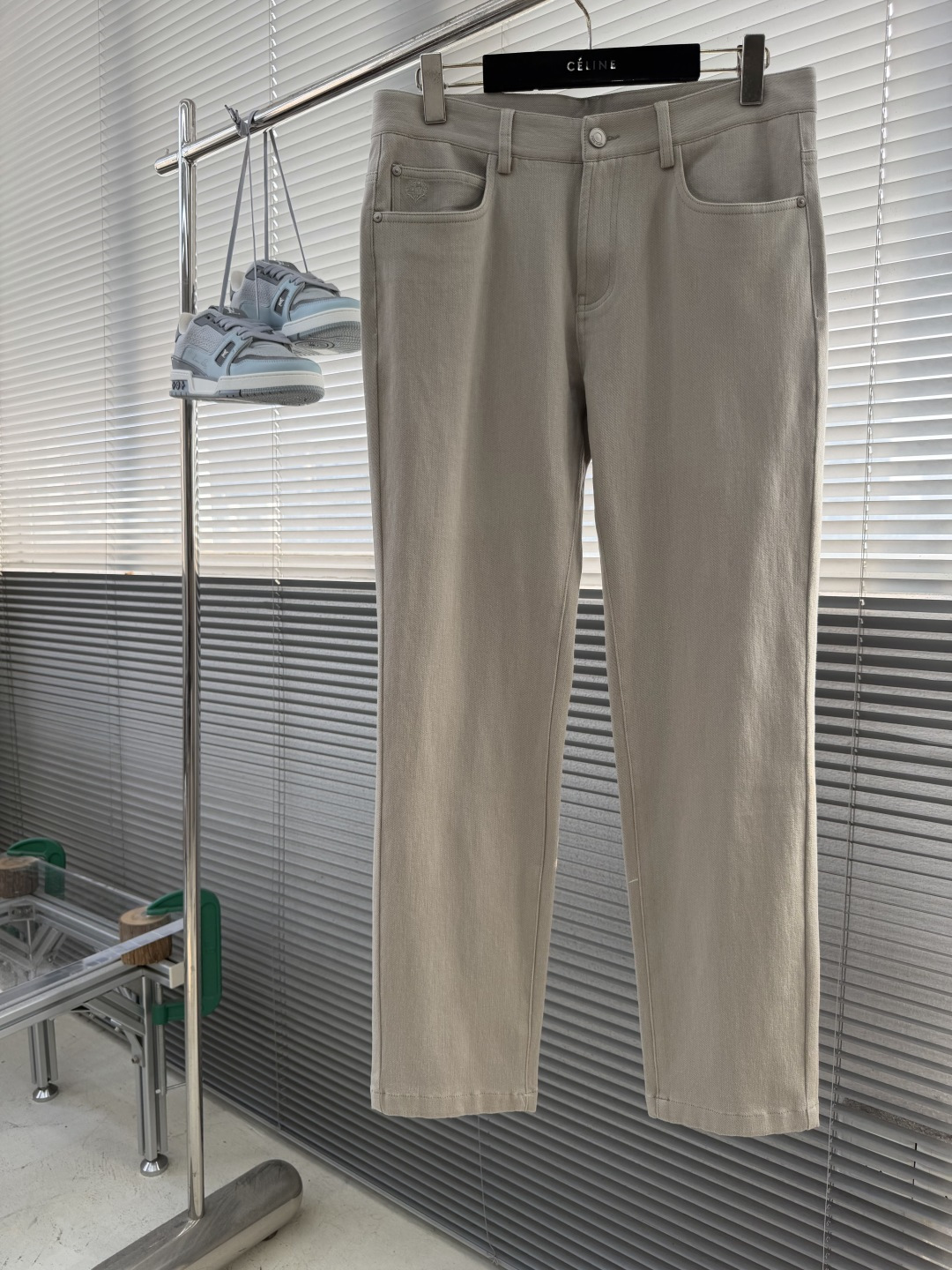 -Loro Piana 2026秋冬官网新款男士休闲长裤,高密斜纹面料,触感细腻挺括,抗皱易打理。经典五袋裤型, -Loro Piana 2026秋冬官网新款男士休闲长裤,高密斜纹面料,触感细腻挺括,抗皱易打理。经典五袋裤型,