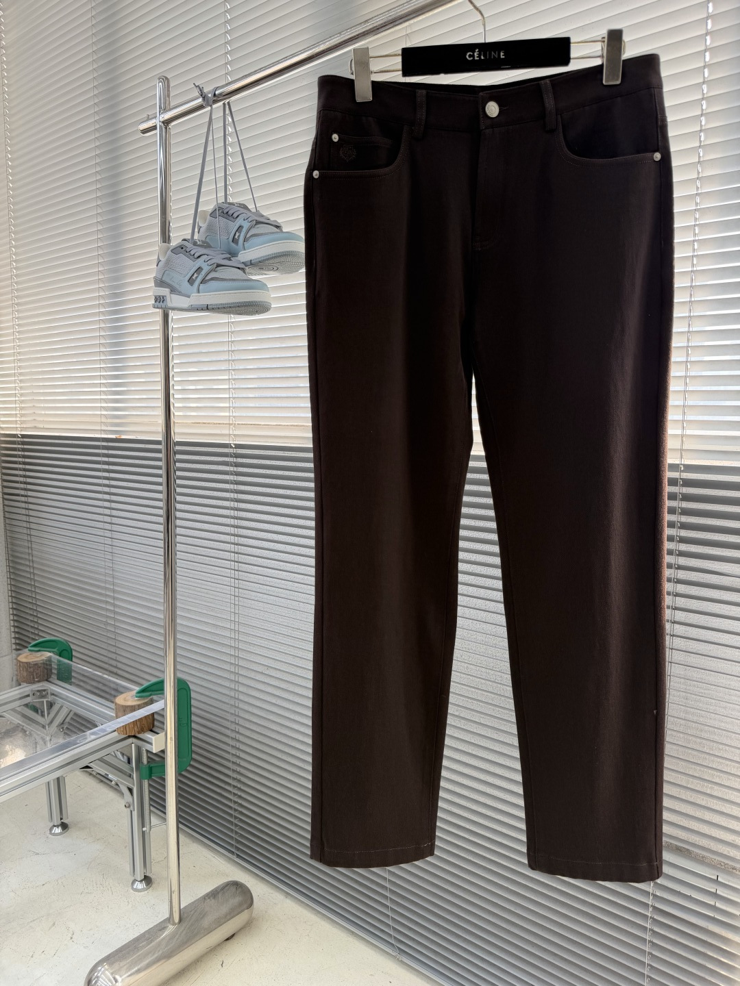 -Loro Piana 2026秋冬官网新款男士休闲长裤,高密斜纹面料,触感细腻挺括,抗皱易打理。经典五袋裤型, -Loro Piana 2026秋冬官网新款男士休闲长裤,高密斜纹面料,触感细腻挺括,抗皱易打理。经典五袋裤型,