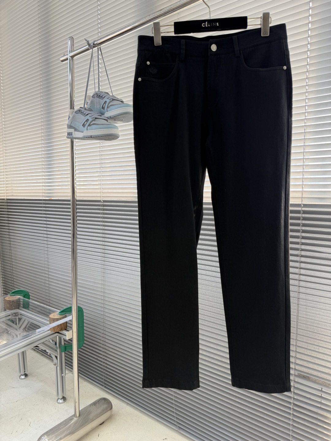 -Loro Piana 2026秋冬官网新款男士休闲长裤,高密斜纹面料,触感细腻挺括,抗皱易打理。经典五袋裤型, -Loro Piana 2026秋冬官网新款男士休闲长裤,高密斜纹面料,触感细腻挺括,抗皱易打理。经典五袋裤型,