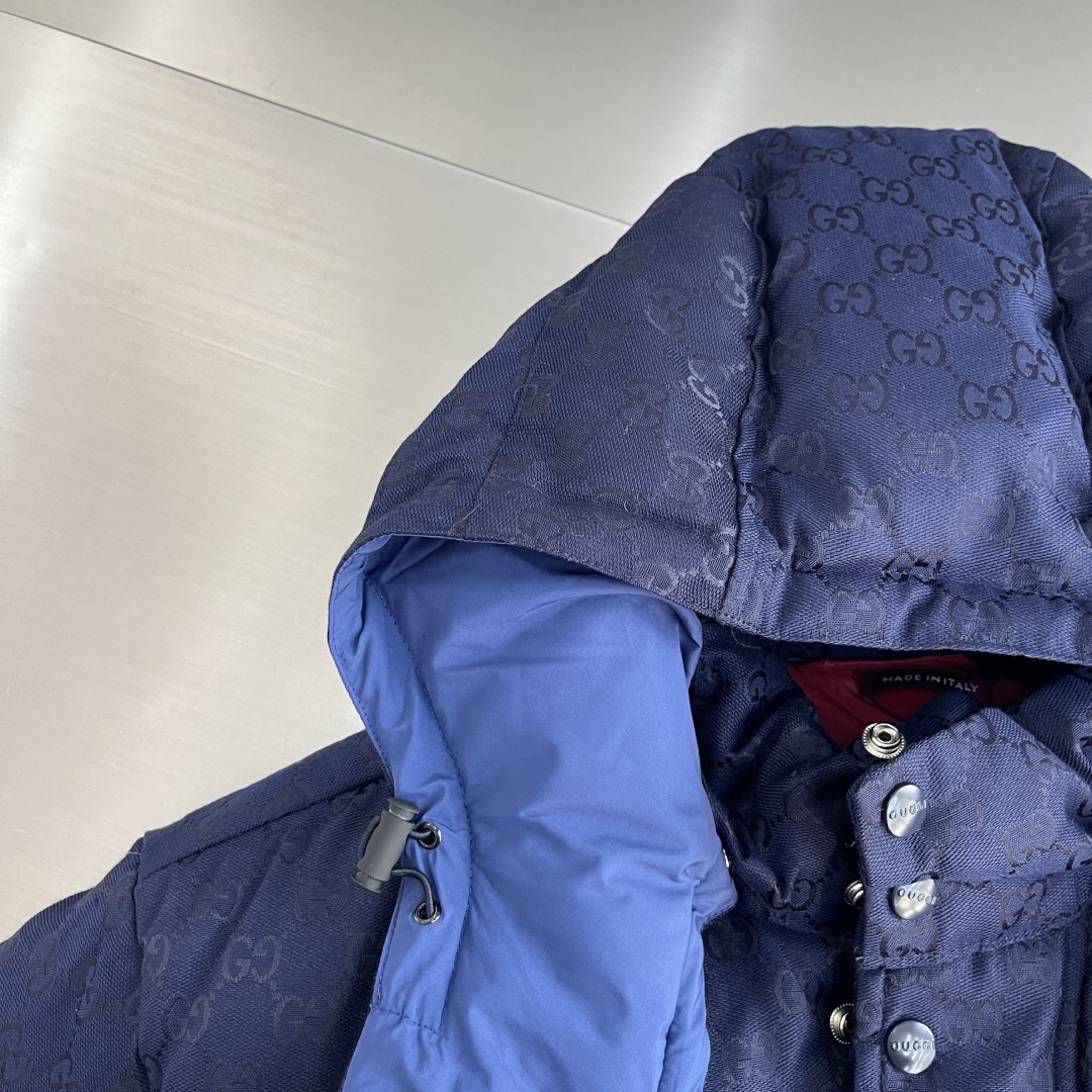 -GUCC 新款满印连帽外套 GG印花搭配金属字母纽扣 连帽设计 高版本 码数:46.48.50.52 尺码 衣 -GUCC 新款满印连帽外套 GG印花搭配金属字母纽扣 连帽设计 高版本 码数:46.48.50.52 尺码 衣