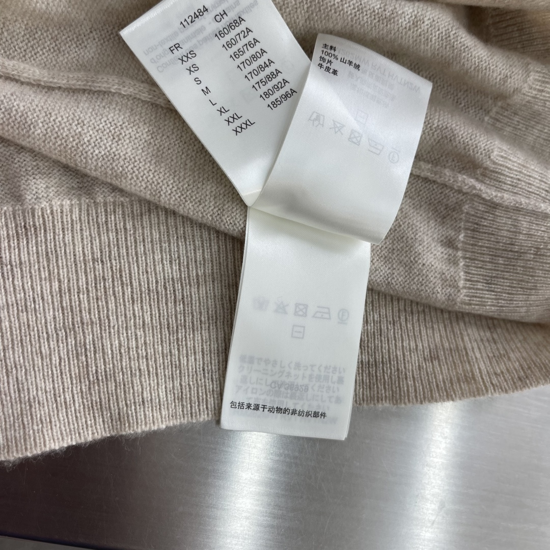 -驴牌     26fw圆领针织衫选用山羊绒精制而成，以儒雅格调塑就舒适穿着体验。细腻针织打造温润舒软触感，轻松驾驭季节