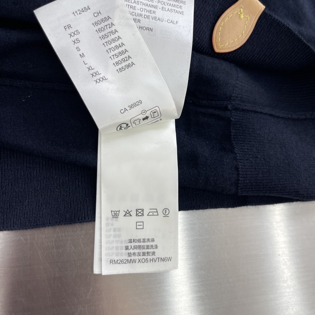 -驴牌 Trunk SS26 长袖罗纹衣领马球衫标识袢带 毛衣 男款 码数:S.M.L.XL 尺码 衣长 肩宽 胸 -驴牌 Trunk SS26 长袖罗纹衣领马球衫标识袢带 毛衣 男款 码数:S.M.L.XL 尺码 衣长 肩宽 胸