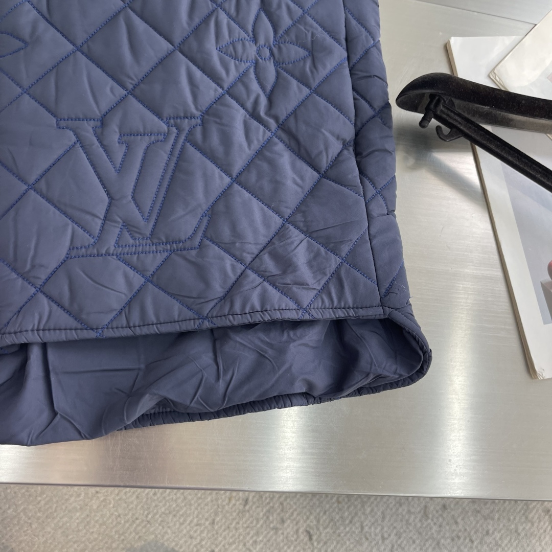 -驴牌 25fw新款MONOGRAM 绗缝夹克式衬衫本款绗缝夹克式衬衫取材科技面料,以 Macro Monog -驴牌 25fw新款MONOGRAM 绗缝夹克式衬衫本款绗缝夹克式衬衫取材科技面料,以 Macro Monog