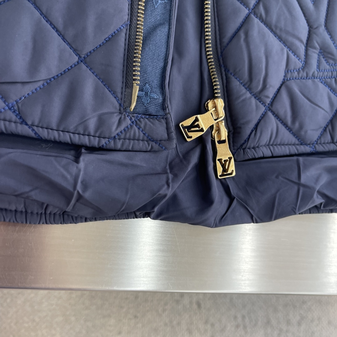 -驴牌 25fw新款MONOGRAM 绗缝夹克式衬衫本款绗缝夹克式衬衫取材科技面料,以 Macro Monog -驴牌 25fw新款MONOGRAM 绗缝夹克式衬衫本款绗缝夹克式衬衫取材科技面料,以 Macro Monog