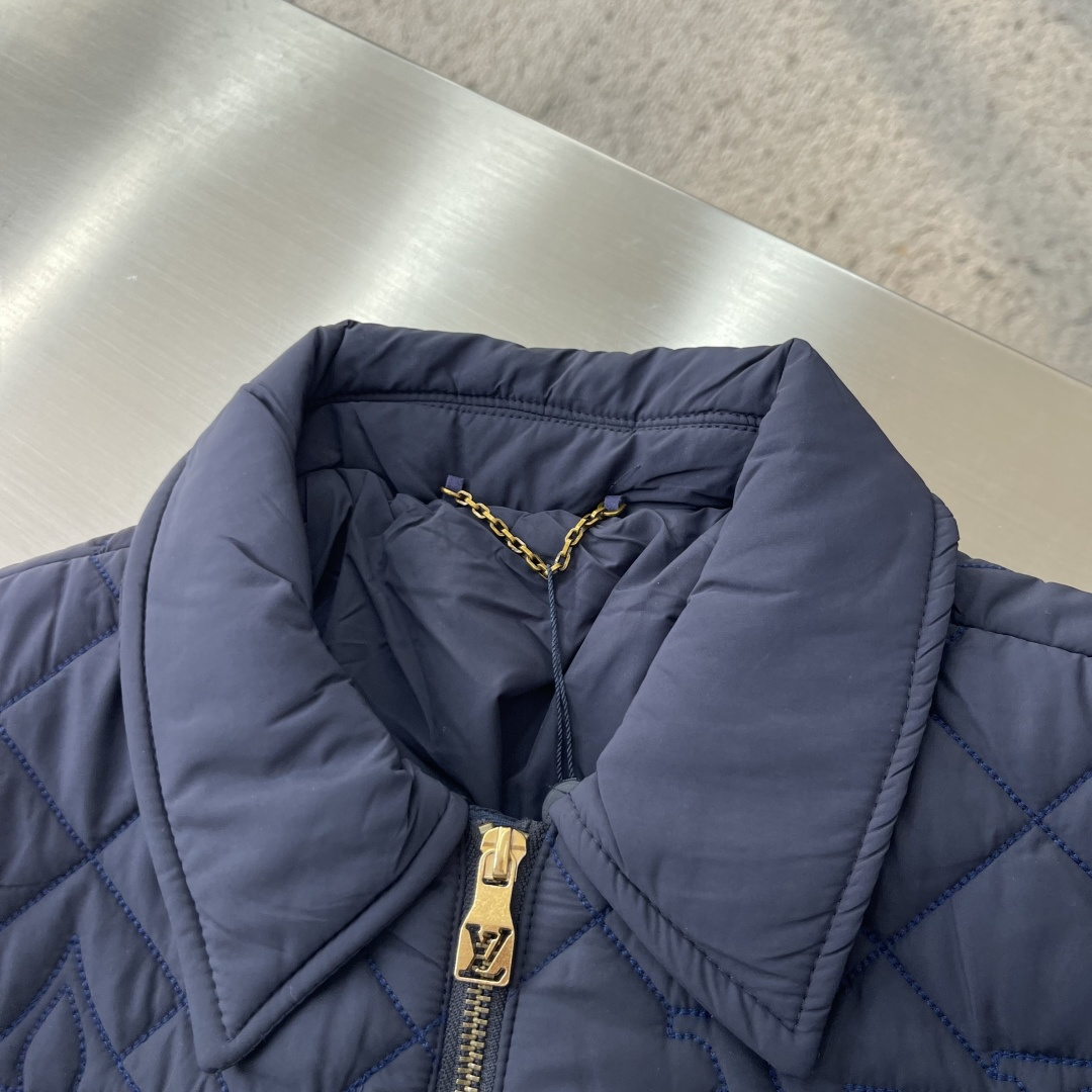 -驴牌 25fw新款MONOGRAM 绗缝夹克式衬衫本款绗缝夹克式衬衫取材科技面料,以 Macro Monog -驴牌 25fw新款MONOGRAM 绗缝夹克式衬衫本款绗缝夹克式衬衫取材科技面料,以 Macro Monog