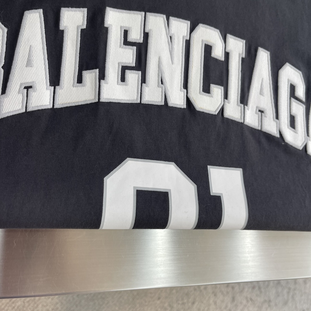 -Balenciag     SS26 Basketball系列 字母印花圆领长袖 T恤 宽松版型 男款 黑色 码数：1