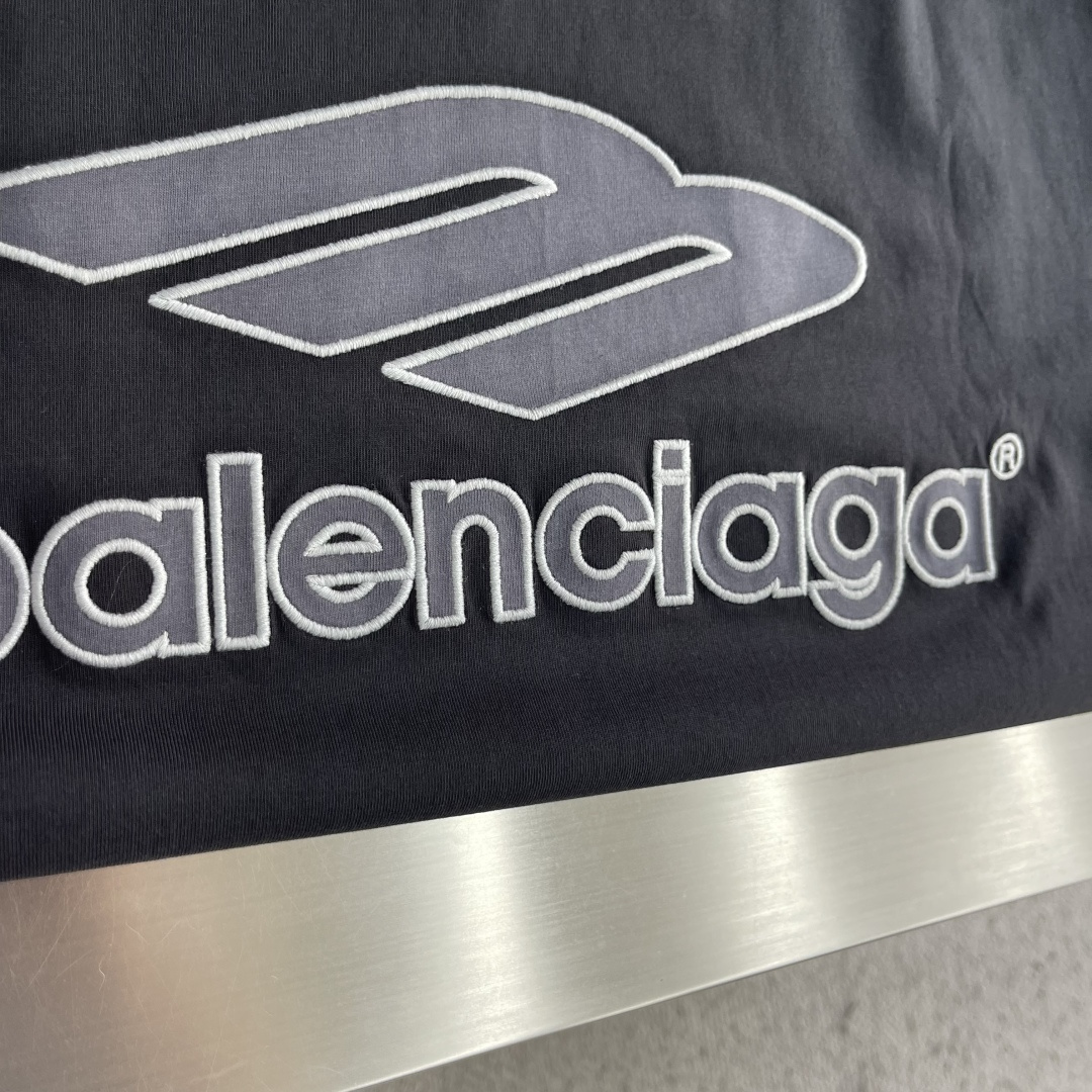 -Balenciag FW26 FOOTBALL系列 3BV领T恤长袖速干 宽松版型 足球衣 男款 码数:XXS -Balenciag FW26 FOOTBALL系列 3BV领T恤长袖速干 宽松版型 足球衣 男款 码数:XXS