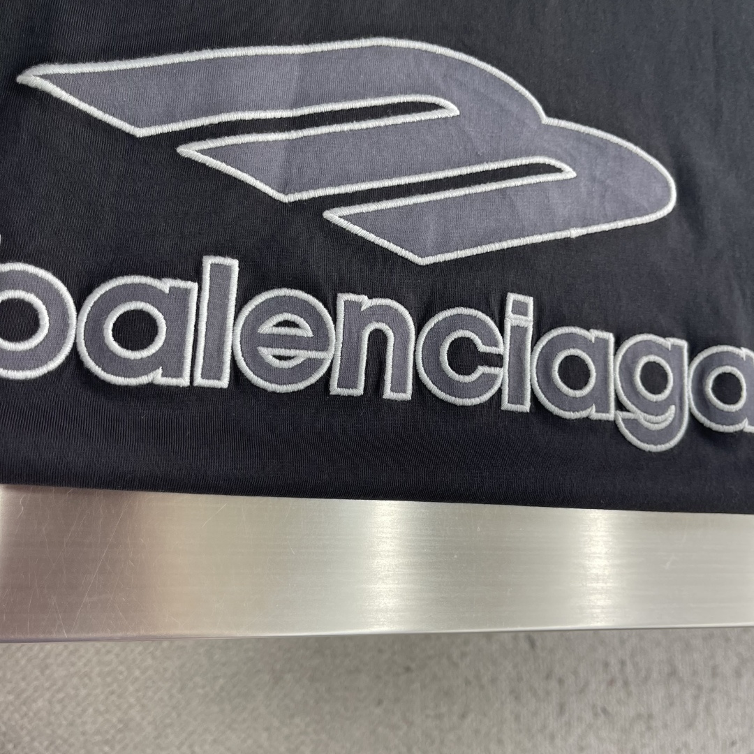 -Balenciag FW26 FOOTBALL系列 3BV领T恤长袖速干 宽松版型 足球衣 男款 码数:XXS -Balenciag FW26 FOOTBALL系列 3BV领T恤长袖速干 宽松版型 足球衣 男款 码数:XXS
