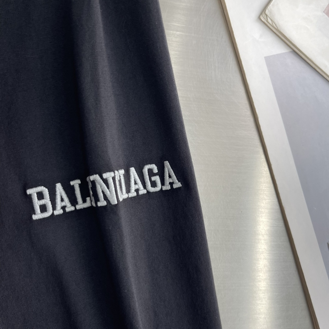 -Balenciag FW26 FOOTBALL系列 3BV领T恤长袖速干 宽松版型 足球衣 男款 码数:XXS -Balenciag FW26 FOOTBALL系列 3BV领T恤长袖速干 宽松版型 足球衣 男款 码数:XXS