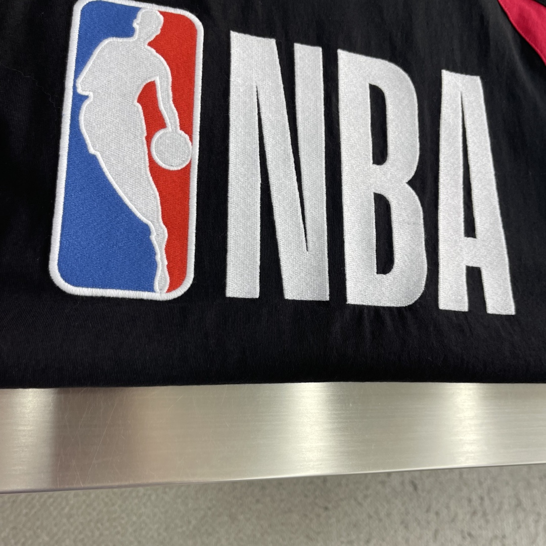 -Balenciag × NBA SS26 联名款 廓形平纹针织长袖撞色艺术作品刺绣 T恤 宽松版型 男女同款 码数: -Balenciag × NBA SS26 联名款 廓形平纹针织长袖撞色艺术作品刺绣 T恤 宽松版型 男女同款 码数:
