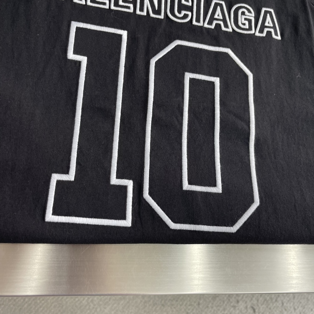 -Balenciag × NBA SS26 联名款 廓形平纹针织长袖撞色艺术作品刺绣 T恤 宽松版型 男女同款 码数: -Balenciag × NBA SS26 联名款 廓形平纹针织长袖撞色艺术作品刺绣 T恤 宽松版型 男女同款 码数: