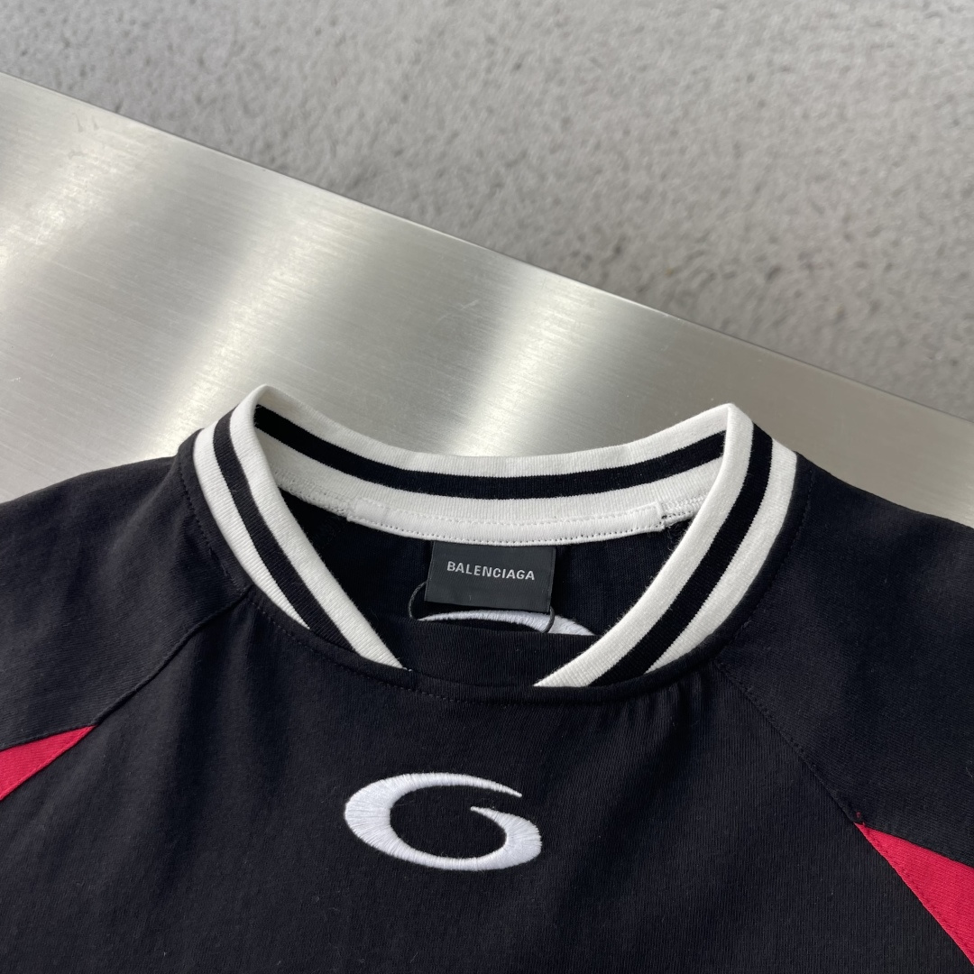 -Balenciag × NBA SS26 联名款 廓形平纹针织长袖撞色艺术作品刺绣 T恤 宽松版型 男女同款 码数: -Balenciag × NBA SS26 联名款 廓形平纹针织长袖撞色艺术作品刺绣 T恤 宽松版型 男女同款 码数: