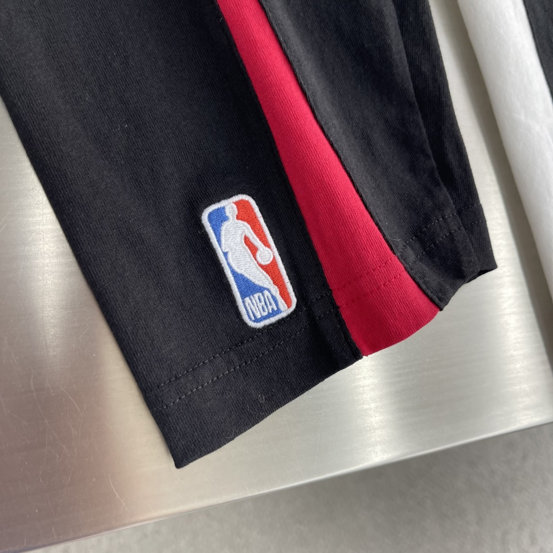 -Balenciag × NBA SS26 联名款 廓形平纹针织长袖撞色艺术作品刺绣 T恤 宽松版型 男女同款 码数: -Balenciag × NBA SS26 联名款 廓形平纹针织长袖撞色艺术作品刺绣 T恤 宽松版型 男女同款 码数:
