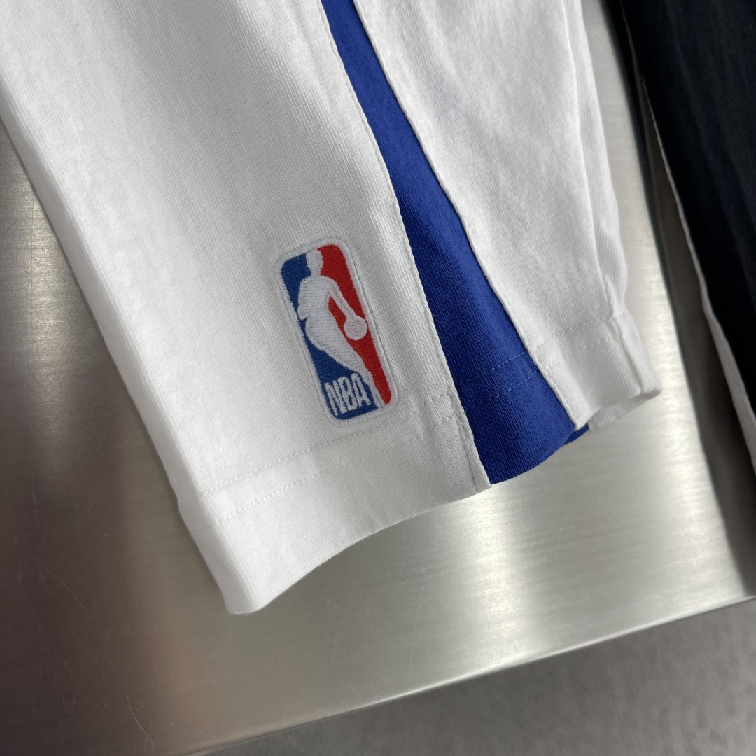 -Balenciag × NBA SS26 联名款 廓形平纹针织长袖撞色艺术作品刺绣 T恤 宽松版型 男女同款 码数: -Balenciag × NBA SS26 联名款 廓形平纹针织长袖撞色艺术作品刺绣 T恤 宽松版型 男女同款 码数: