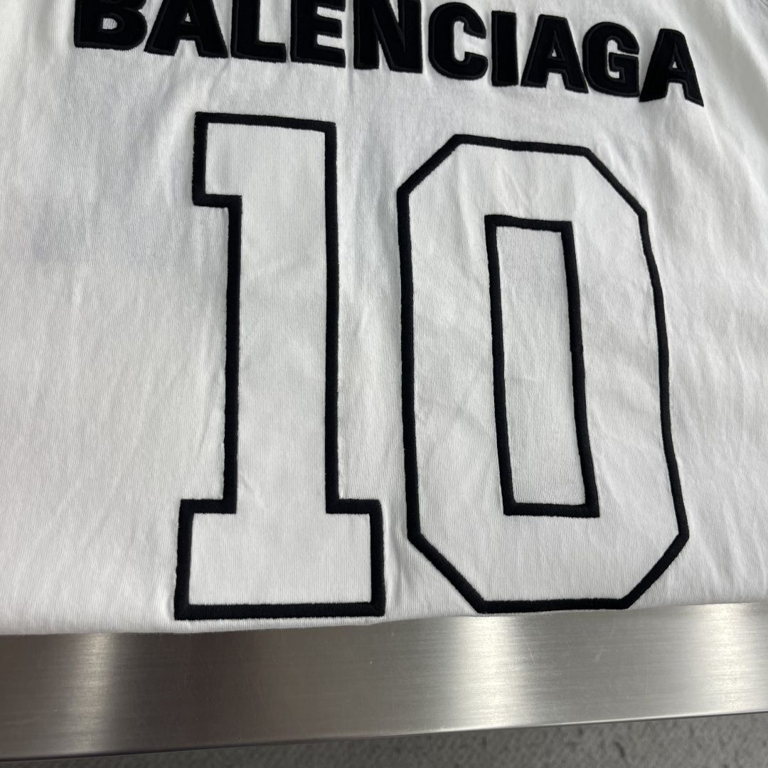 -Balenciag × NBA SS26 联名款 廓形平纹针织长袖撞色艺术作品刺绣 T恤 宽松版型 男女同款 码数: -Balenciag × NBA SS26 联名款 廓形平纹针织长袖撞色艺术作品刺绣 T恤 宽松版型 男女同款 码数:
