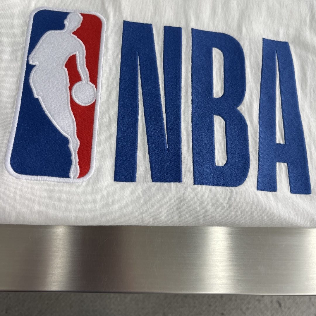 -Balenciag × NBA SS26 联名款 廓形平纹针织长袖撞色艺术作品刺绣 T恤 宽松版型 男女同款 码数: -Balenciag × NBA SS26 联名款 廓形平纹针织长袖撞色艺术作品刺绣 T恤 宽松版型 男女同款 码数: