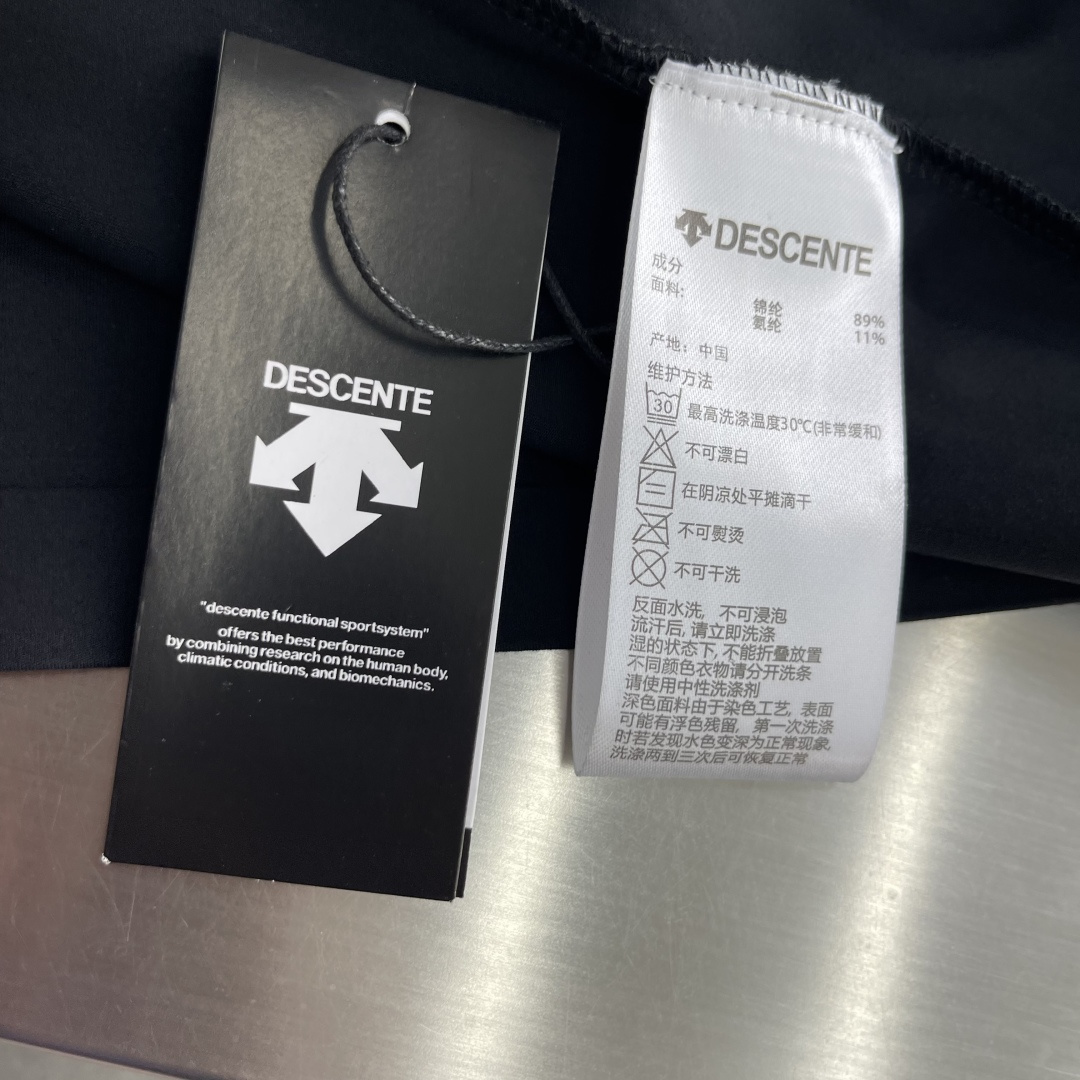 -重工刺绣LOGO无缝压胶工艺! DESCENT*/迪桑* TRAINING男士 SOLOTEX压胶长袖半拉链贴 -重工刺绣LOGO无缝压胶工艺! DESCENT*/迪桑* TRAINING男士 SOLOTEX压胶长袖半拉链贴