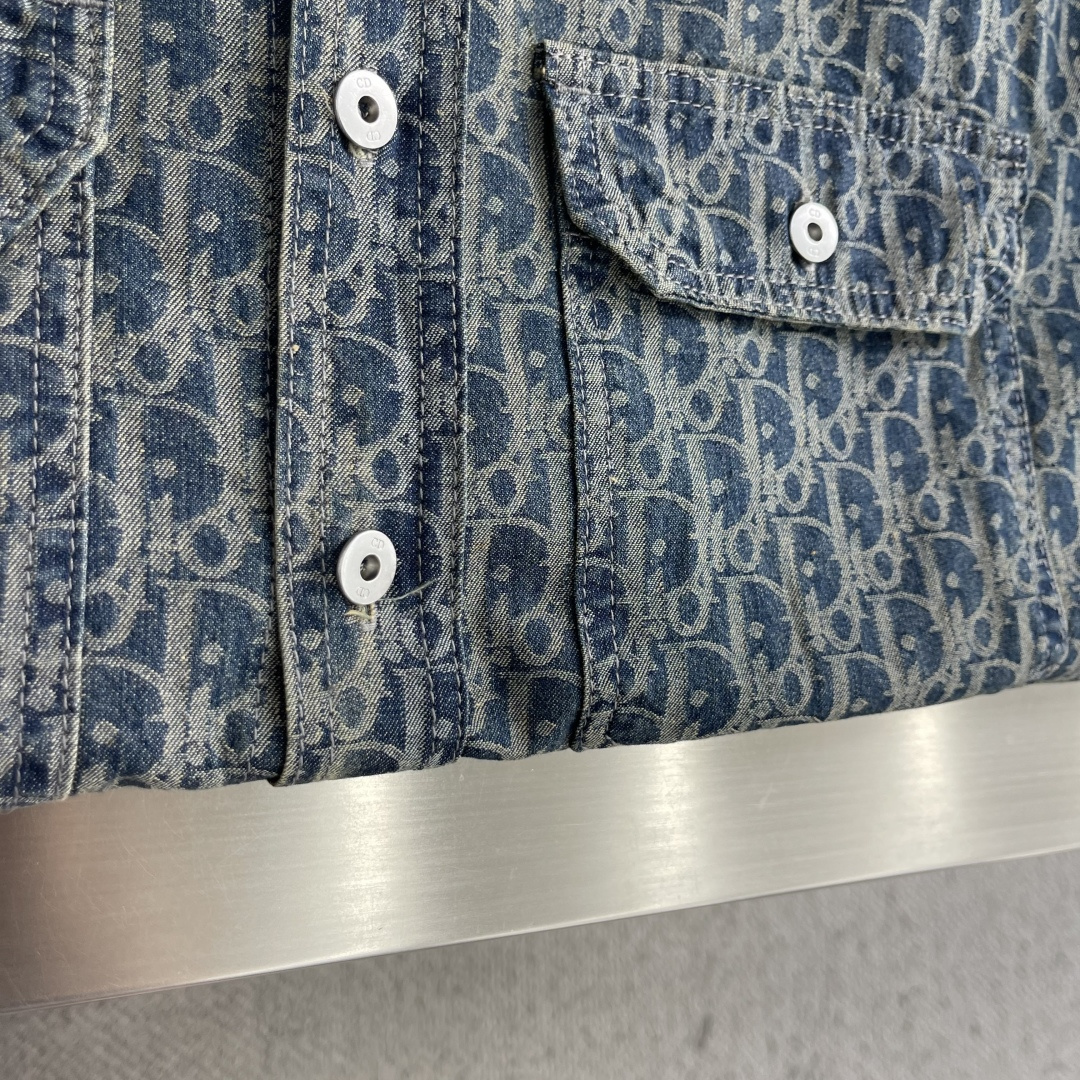-Dio* Oblique 满印牛仔衬衫外套 定制珩墟缂纹典藏丹宁 挺括垂润 舒适亲肤 沉雾靛蓝铺展成衣 Obli -Dio* Oblique 满印牛仔衬衫外套 定制珩墟缂纹典藏丹宁 挺括垂润 舒适亲肤 沉雾靛蓝铺展成衣 Obli