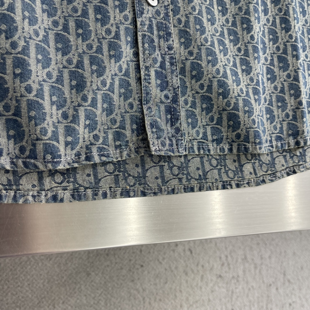 -Dio* Oblique 满印牛仔衬衫外套 定制珩墟缂纹典藏丹宁 挺括垂润 舒适亲肤 沉雾靛蓝铺展成衣 Obli -Dio* Oblique 满印牛仔衬衫外套 定制珩墟缂纹典藏丹宁 挺括垂润 舒适亲肤 沉雾靛蓝铺展成衣 Obli