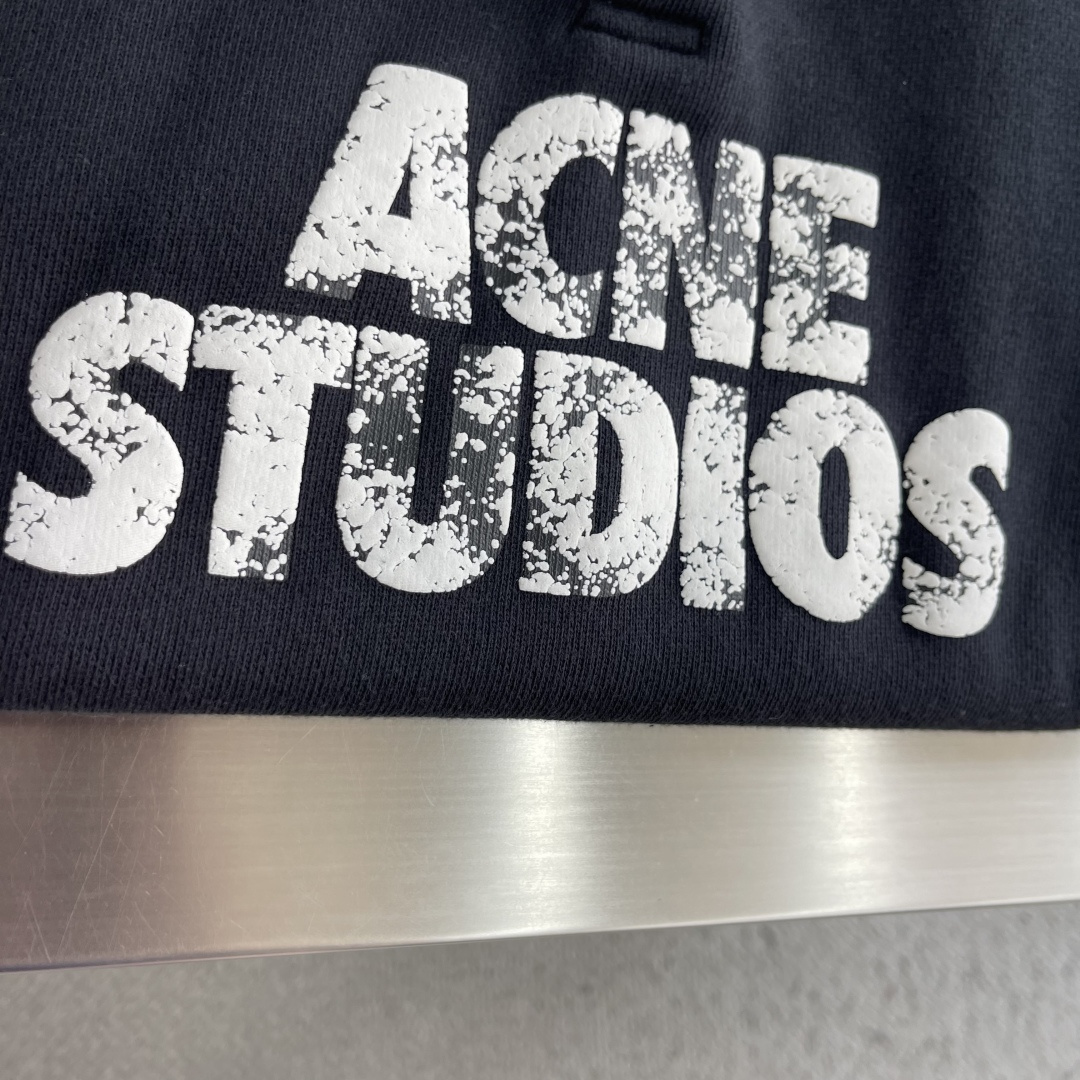 -Acne Studios    徽标印花做旧卫衣 定制摇粒底大卫衣 厚实绵柔 触感绒暖 奶霜米白凝萃成衣 布面漾开温润