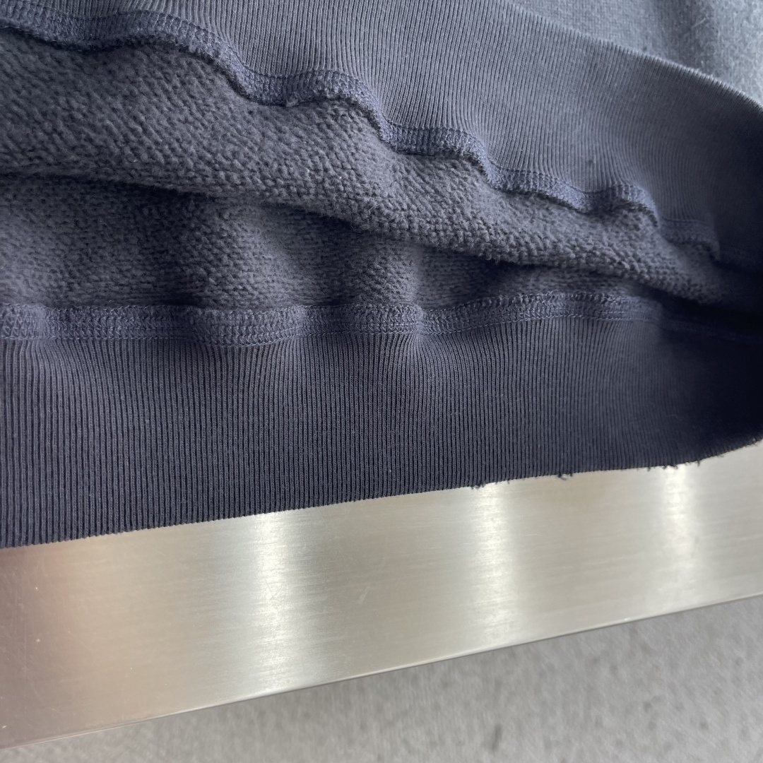 -Acne Studios    徽标印花做旧卫衣 定制摇粒底大卫衣 厚实绵柔 触感绒暖 奶霜米白凝萃成衣 布面漾开温润