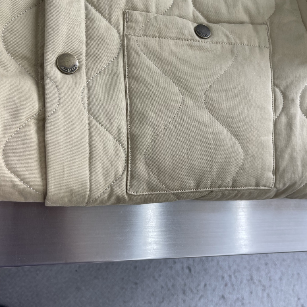 -BBR 26fw新款绗缝外套式衬衫,选用防护性棉质嘎巴甸面料打造,于 Bur 工坊精制而成。呈现常规版型,装饰 -BBR 26fw新款绗缝外套式衬衫,选用防护性棉质嘎巴甸面料打造,于 Bur 工坊精制而成。呈现常规版型,装饰