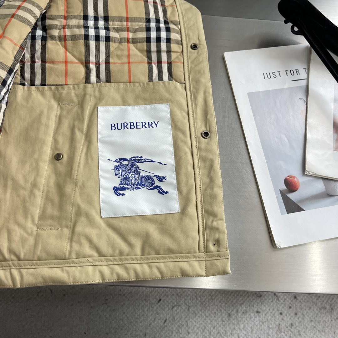 -BBR 26fw新款绗缝外套式衬衫,选用防护性棉质嘎巴甸面料打造,于 Bur 工坊精制而成。呈现常规版型,装饰 -BBR 26fw新款绗缝外套式衬衫,选用防护性棉质嘎巴甸面料打造,于 Bur 工坊精制而成。呈现常规版型,装饰