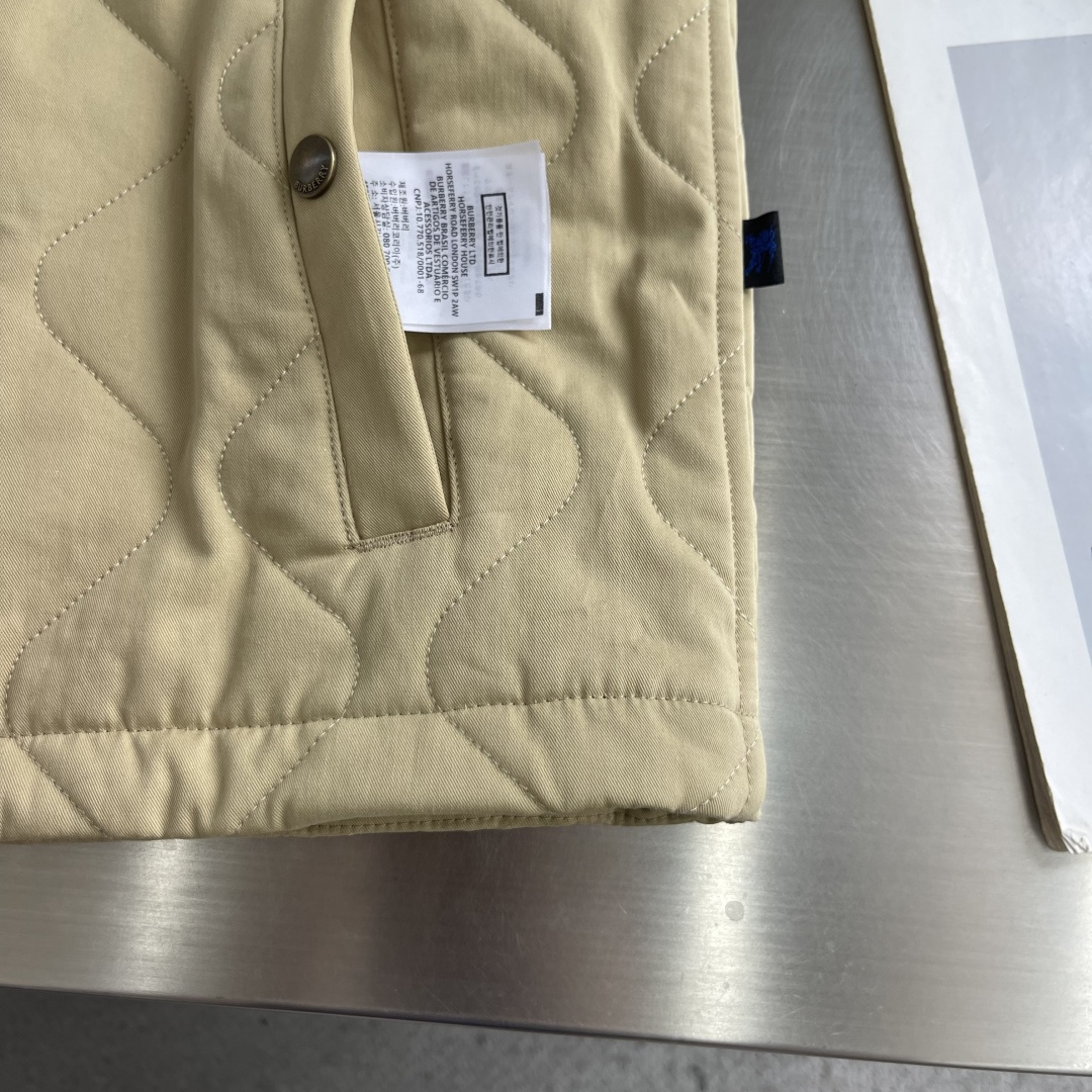 -BBR 26fw新款绗缝外套式衬衫,选用防护性棉质嘎巴甸面料打造,于 Bur 工坊精制而成。呈现常规版型,装饰 -BBR 26fw新款绗缝外套式衬衫,选用防护性棉质嘎巴甸面料打造,于 Bur 工坊精制而成。呈现常规版型,装饰