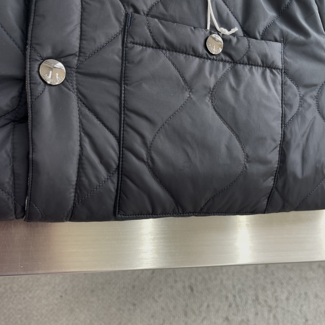 -BBR 26fw新款绗缝外套式衬衫,选用防护性棉质嘎巴甸面料打造,于 Bur 工坊精制而成。呈现常规版型,装饰 -BBR 26fw新款绗缝外套式衬衫,选用防护性棉质嘎巴甸面料打造,于 Bur 工坊精制而成。呈现常规版型,装饰