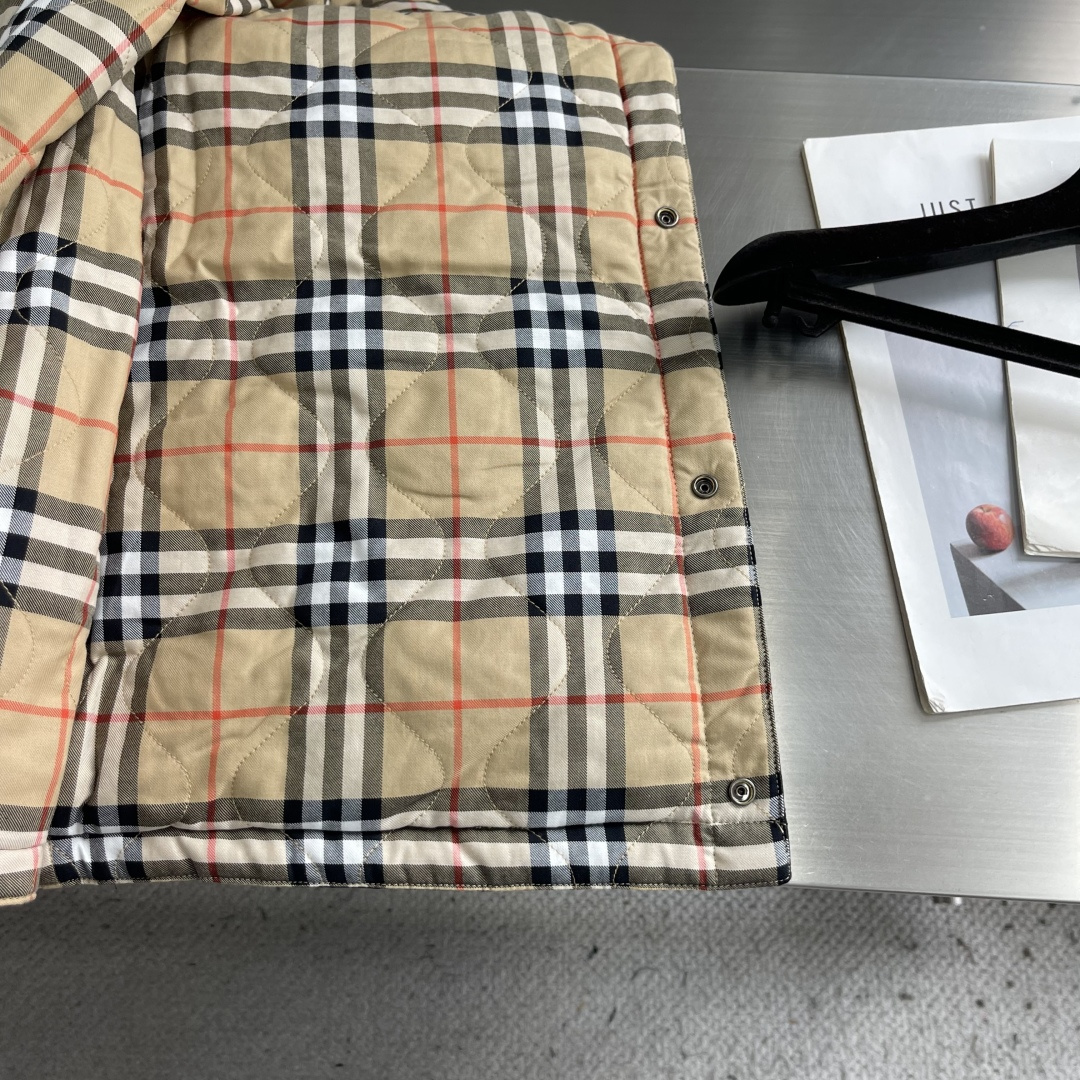 -BBR 26fw新款绗缝外套式衬衫,选用防护性棉质嘎巴甸面料打造,于 Bur 工坊精制而成。呈现常规版型,装饰 -BBR 26fw新款绗缝外套式衬衫,选用防护性棉质嘎巴甸面料打造,于 Bur 工坊精制而成。呈现常规版型,装饰