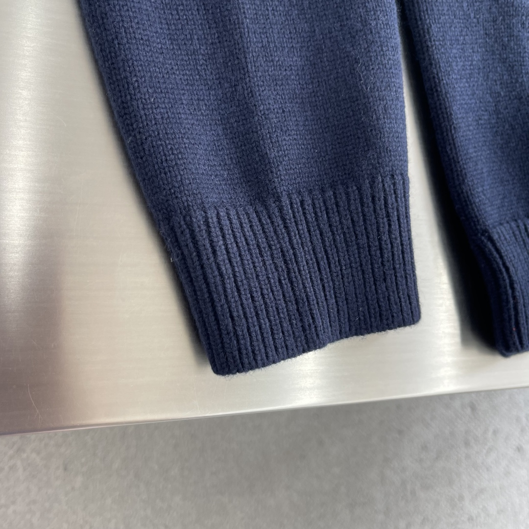 -GUCC     26fw新款开衫甄选深蓝色针织羊毛打造，搭配织带互扣式双G和马镫刺绣，添注时尚魅力。 码数：S.M.