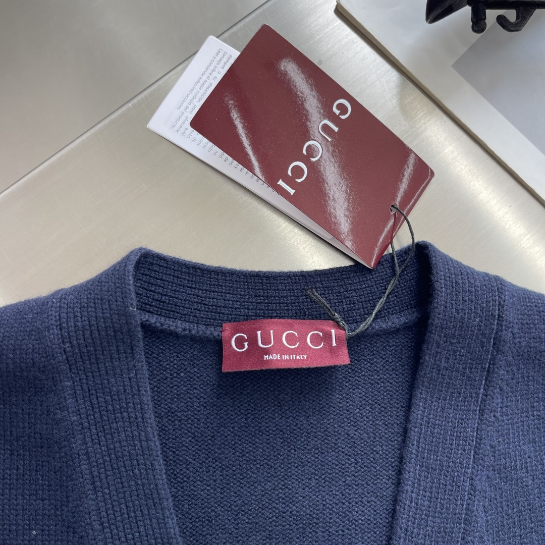-GUCC     26fw新款开衫甄选深蓝色针织羊毛打造，搭配织带互扣式双G和马镫刺绣，添注时尚魅力。 码数：S.M.