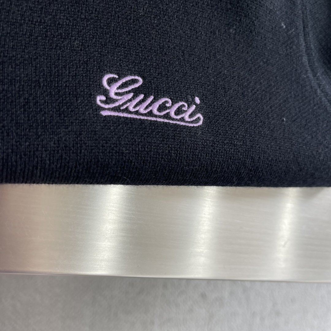 -GUCC 26fw新款常规版型开衫甄选黑色双层羊毛针织面料打造,饰有手写体Gucci标识刺绣,从容彰显精致质 -GUCC 26fw新款常规版型开衫甄选黑色双层羊毛针织面料打造,饰有手写体Gucci标识刺绣,从容彰显精致质