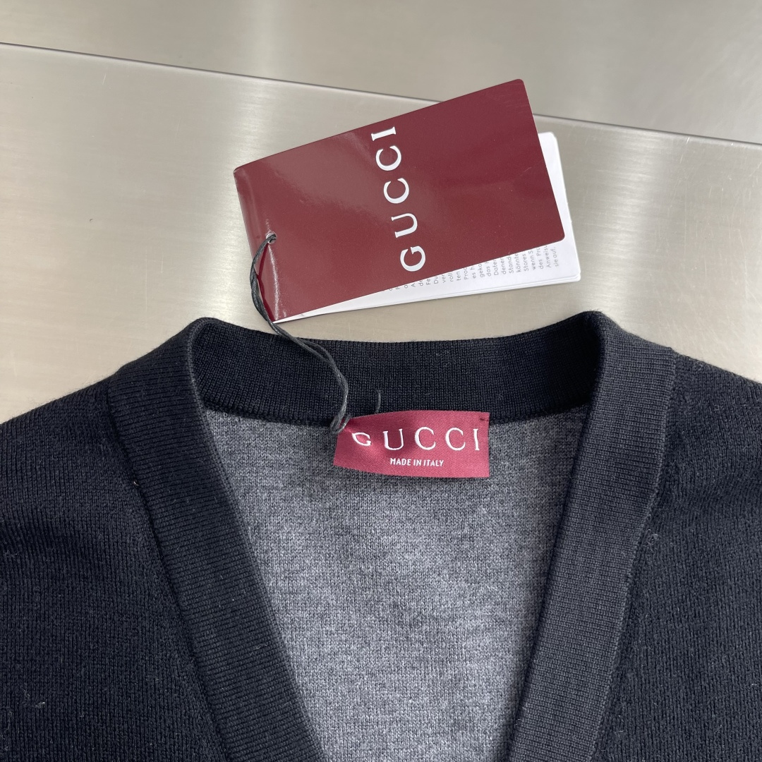 -GUCC 26fw新款常规版型开衫甄选黑色双层羊毛针织面料打造,饰有手写体Gucci标识刺绣,从容彰显精致质 -GUCC 26fw新款常规版型开衫甄选黑色双层羊毛针织面料打造,饰有手写体Gucci标识刺绣,从容彰显精致质