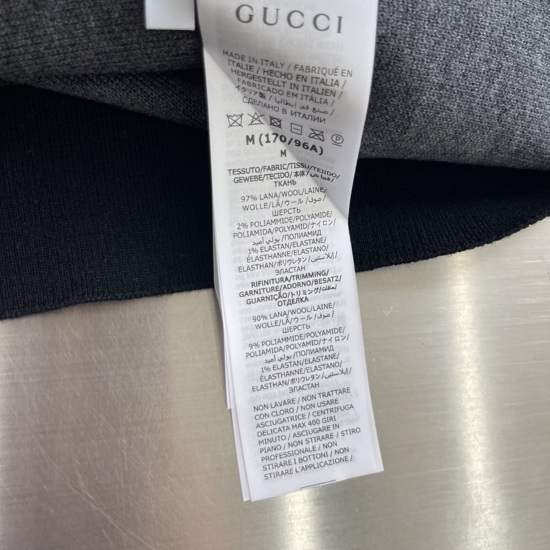 -GUCC 26fw新款常规版型开衫甄选黑色双层羊毛针织面料打造,饰有手写体Gucci标识刺绣,从容彰显精致质 -GUCC 26fw新款常规版型开衫甄选黑色双层羊毛针织面料打造,饰有手写体Gucci标识刺绣,从容彰显精致质