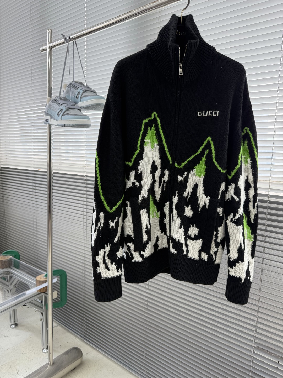-GUCC     26fw新款Altitude滑雪系列 饰山景图案嵌花拉链前襟长袖夹克外套 男女同款  码数：S.M.