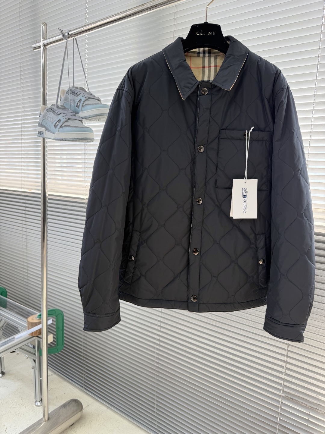 -BBR     26fw新款绗缝外套式衬衫，选用防护性棉质嘎巴甸面料打造，于 Bur 工坊精制而成。呈现常规版型，装饰
