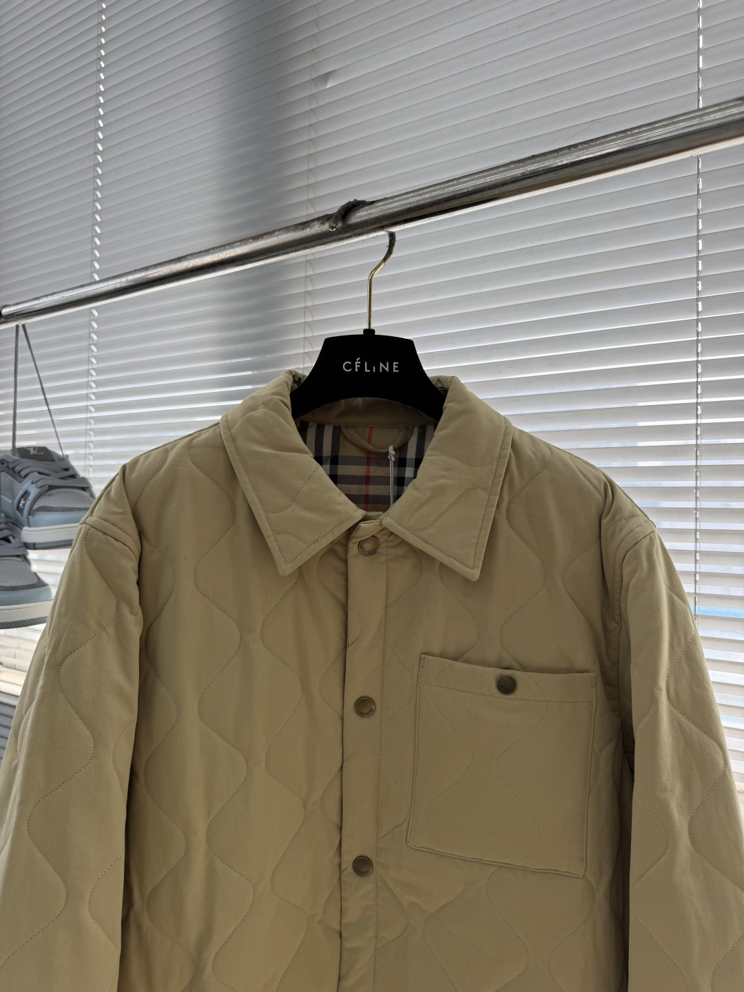 -BBR 26fw新款绗缝外套式衬衫,选用防护性棉质嘎巴甸面料打造,于 Bur 工坊精制而成。呈现常规版型,装饰 -BBR 26fw新款绗缝外套式衬衫,选用防护性棉质嘎巴甸面料打造,于 Bur 工坊精制而成。呈现常规版型,装饰