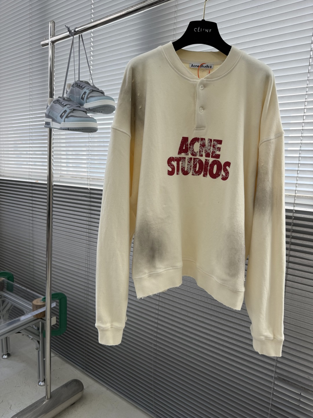 -Acne Studios    徽标印花做旧卫衣 定制摇粒底大卫衣 厚实绵柔 触感绒暖 奶霜米白凝萃成衣 布面漾开温润