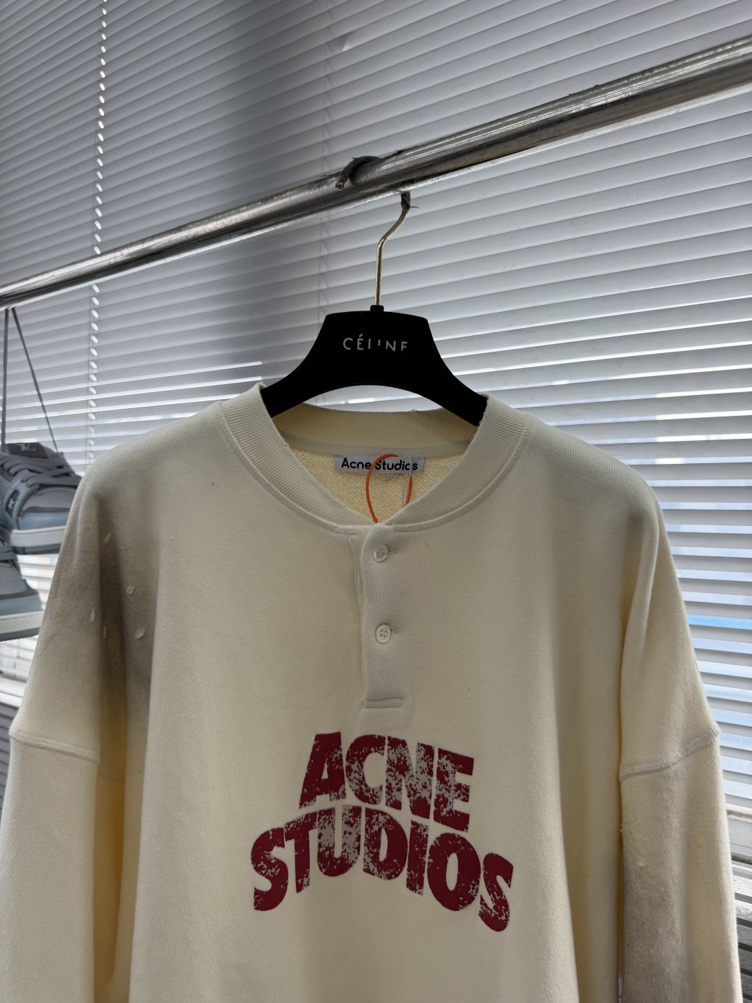 -Acne Studios 徽标印花做旧卫衣 定制摇粒底大卫衣 厚实绵柔 触感绒暖 奶霜米白凝萃成衣 布面漾开温润 -Acne Studios 徽标印花做旧卫衣 定制摇粒底大卫衣 厚实绵柔 触感绒暖 奶霜米白凝萃成衣 布面漾开温润